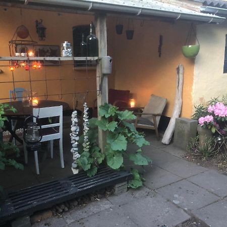 Retro bolig - fyldt med hygge! Ingen luksus Lejlighed Kolind Eksteriør billede