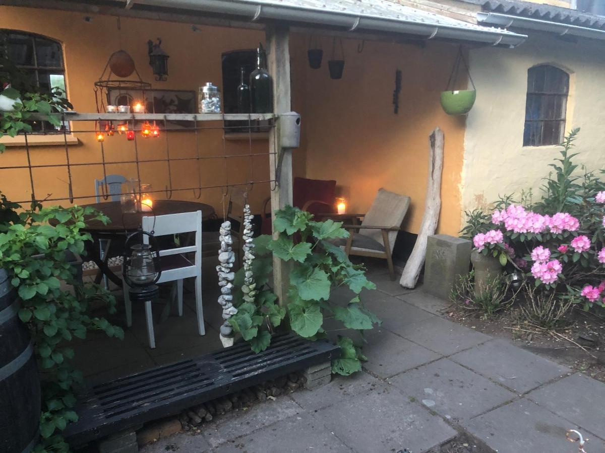 Retro bolig - fyldt med hygge! Ingen luksus Lejlighed Kolind Eksteriør billede